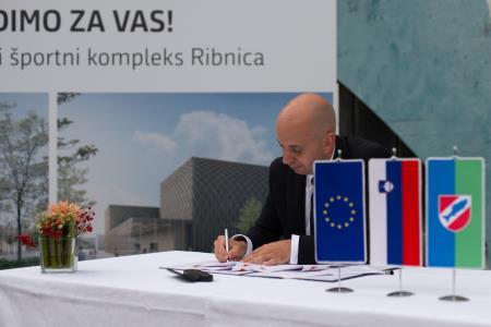 Podpis pogodbe Medgeneracijski športni kompleks Ribnica.jpg